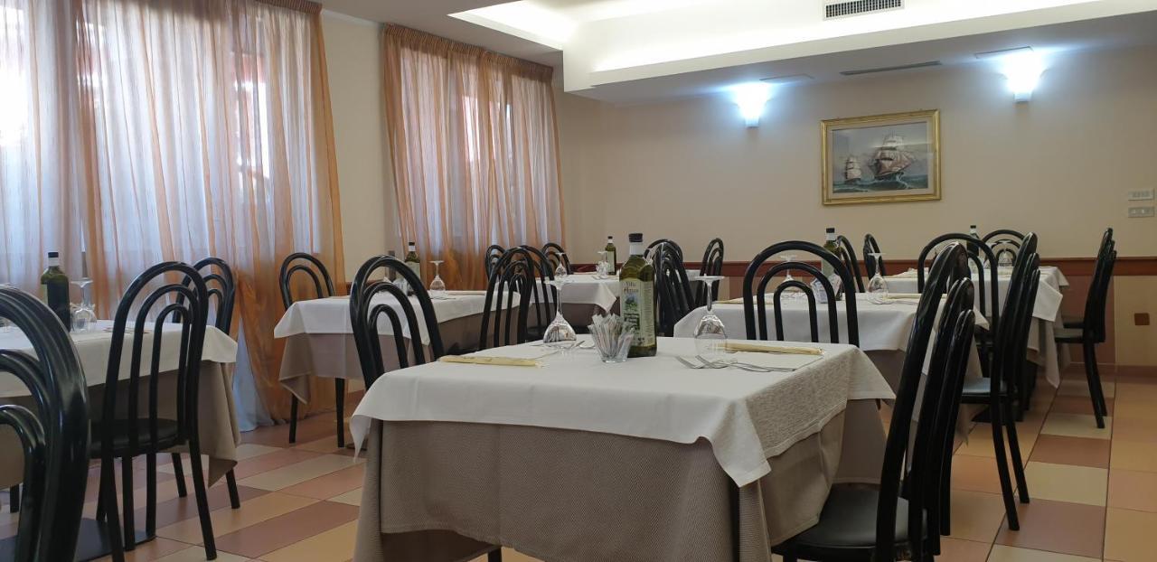נוברה Albergo Ristorante Il Delfino מראה חיצוני תמונה