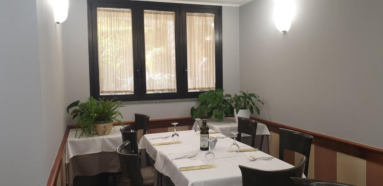 נוברה Albergo Ristorante Il Delfino מראה חיצוני תמונה