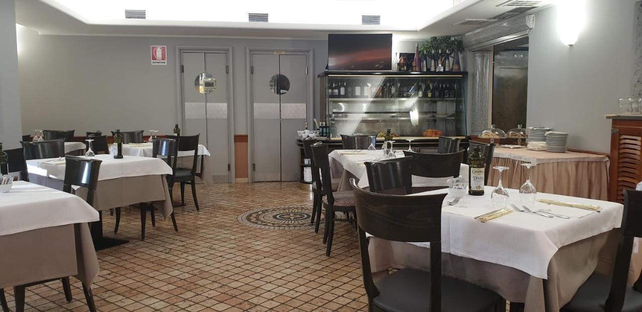 נוברה Albergo Ristorante Il Delfino מראה חיצוני תמונה
