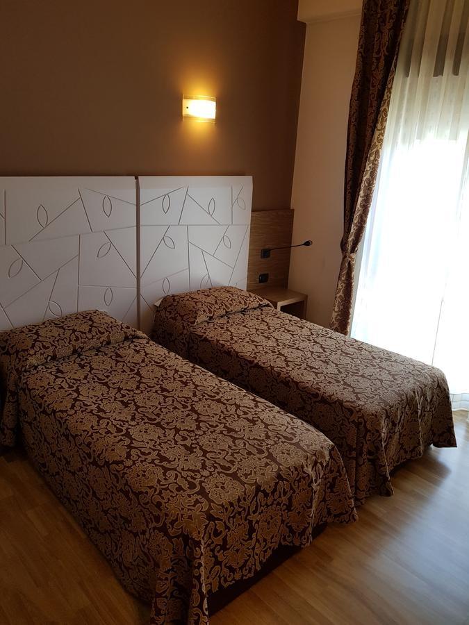 נוברה Albergo Ristorante Il Delfino מראה חיצוני תמונה