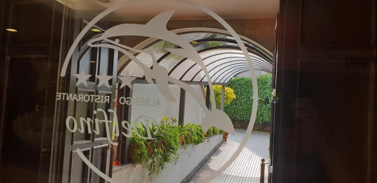 נוברה Albergo Ristorante Il Delfino מראה חיצוני תמונה